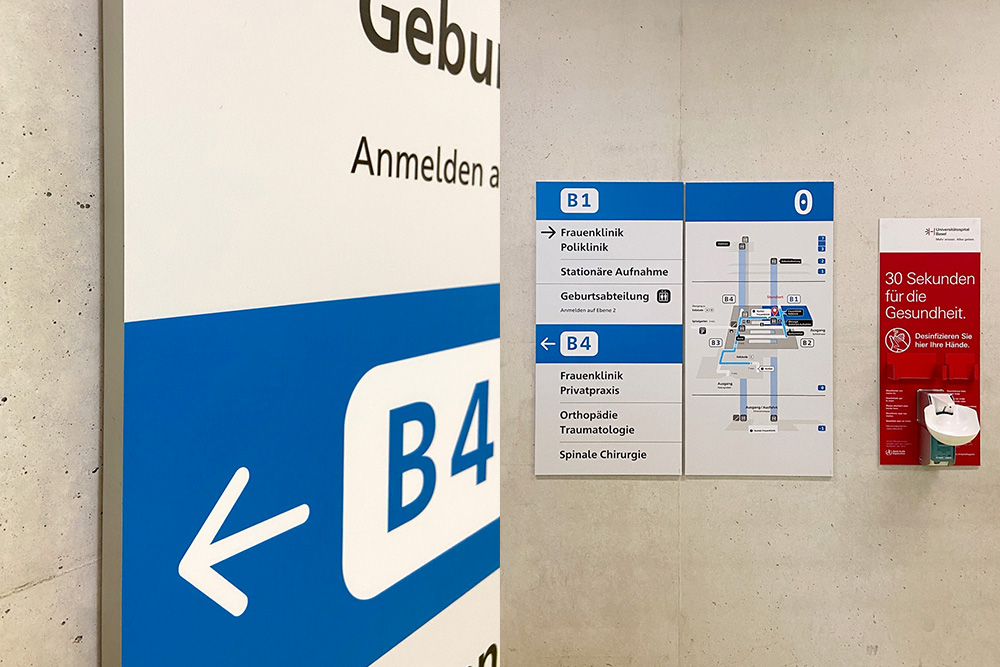 Schilder aus Alucore® Wabenverbundplatten im Universitätsspital Basel 